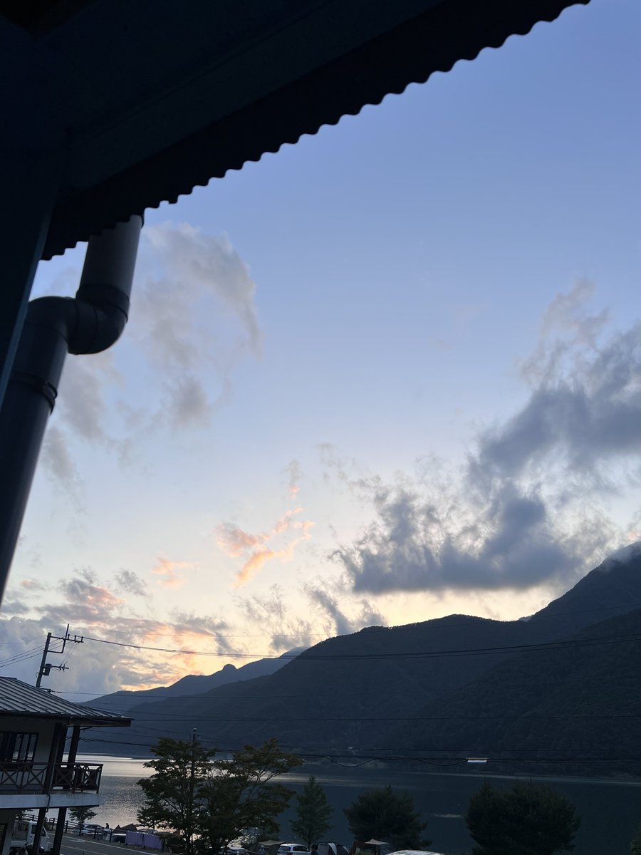 sachicoffee1976's tweet photo. おはようございます☀

さいキャンとは何か。

これはあくまで
私個人の意見だけれど、
一言で言うなら、

「きっかけ」

だと思う。

「大規模グルキャン」という
キャッチーな言葉で語られることが多いけれど、
実際にはソログルと
グルキャンの集合体。

そこには”自由”がある。

誰かと過ごしてもいいし、
一人の時間を楽しんでもいい。

参加の仕方は人それぞれで、
無理な拘束感もない。

主催のお二人が
目立つこともあるけれど、
本当の主役は参加者の皆さんだ。

時にポエムのような
言葉を投げかけ、
時に強めの発信をするお二人。

まるで「俺たちが主役だ！」と
言わんばかりに
見えることもあるけれど、

私はあれも含めて、
参加者を輝かせるために
ピエロ役を買って出ているのだと
思っている。

「出会い目的の人しか行かない」
※男女のそれではなく

そんな声もあるかもしれない。

でも、それも、
ひとつの目的でいいじゃないか。

もちろん、それだけではない。

仲間を探す人、
キャンプを楽しみたい人、
新しい趣味や価値観に触れたい人。

本当にいろいろな人が
集まっている。

ただ、
行ったことがない人には、
その空気感はなかなか伝わらない。

だから一度行ってみればいい。

自分の目で見て、
自分で感じて、
自分で判断すればいい。

一歩踏み出さずに
外から眺めているだけでは、
頭の中で想像した結論にたどり着くだけで、
本当の「きっかけ」を
見逃してしまうかもしれない。

私は今回参加できないけれど、
土曜日はさいキャンTシャツを着てCAMP TEBAに立とうと思う。

挑戦は素晴らしい✨

一歩踏み出す勇気は、
それだけで賞賛に値する。

みんな楽しんで！🥰

全ては自分次第。

人生は一度きり。

さいキャンは
これからも続いていくけれど、
2026年のさいキャンは
今回しかない。

帰る頃にはきっと、
みんな何かしらの「きっかけ」を
お土産に持って帰るはず。

エンジョイ😍

イベントの大成功を
荻窪より祈ります✨✨

#さいキャン
#加工女子キャンパー