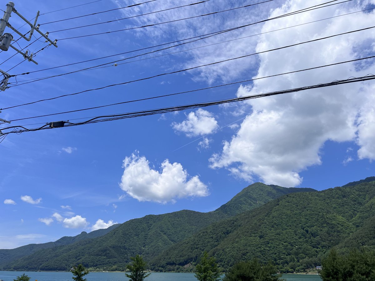 sachicoffee1976's tweet photo. おはようございます☀

さいキャンとは何か。

これはあくまで
私個人の意見だけれど、
一言で言うなら、

「きっかけ」

だと思う。

「大規模グルキャン」という
キャッチーな言葉で語られることが多いけれど、
実際にはソログルと
グルキャンの集合体。

そこには”自由”がある。

誰かと過ごしてもいいし、
一人の時間を楽しんでもいい。

参加の仕方は人それぞれで、
無理な拘束感もない。

主催のお二人が
目立つこともあるけれど、
本当の主役は参加者の皆さんだ。

時にポエムのような
言葉を投げかけ、
時に強めの発信をするお二人。

まるで「俺たちが主役だ！」と
言わんばかりに
見えることもあるけれど、

私はあれも含めて、
参加者を輝かせるために
ピエロ役を買って出ているのだと
思っている。

「出会い目的の人しか行かない」
※男女のそれではなく

そんな声もあるかもしれない。

でも、それも、
ひとつの目的でいいじゃないか。

もちろん、それだけではない。

仲間を探す人、
キャンプを楽しみたい人、
新しい趣味や価値観に触れたい人。

本当にいろいろな人が
集まっている。

ただ、
行ったことがない人には、
その空気感はなかなか伝わらない。

だから一度行ってみればいい。

自分の目で見て、
自分で感じて、
自分で判断すればいい。

一歩踏み出さずに
外から眺めているだけでは、
頭の中で想像した結論にたどり着くだけで、
本当の「きっかけ」を
見逃してしまうかもしれない。

私は今回参加できないけれど、
土曜日はさいキャンTシャツを着てCAMP TEBAに立とうと思う。

挑戦は素晴らしい✨

一歩踏み出す勇気は、
それだけで賞賛に値する。

みんな楽しんで！🥰

全ては自分次第。

人生は一度きり。

さいキャンは
これからも続いていくけれど、
2026年のさいキャンは
今回しかない。

帰る頃にはきっと、
みんな何かしらの「きっかけ」を
お土産に持って帰るはず。

エンジョイ😍

イベントの大成功を
荻窪より祈ります✨✨

#さいキャン
#加工女子キャンパー