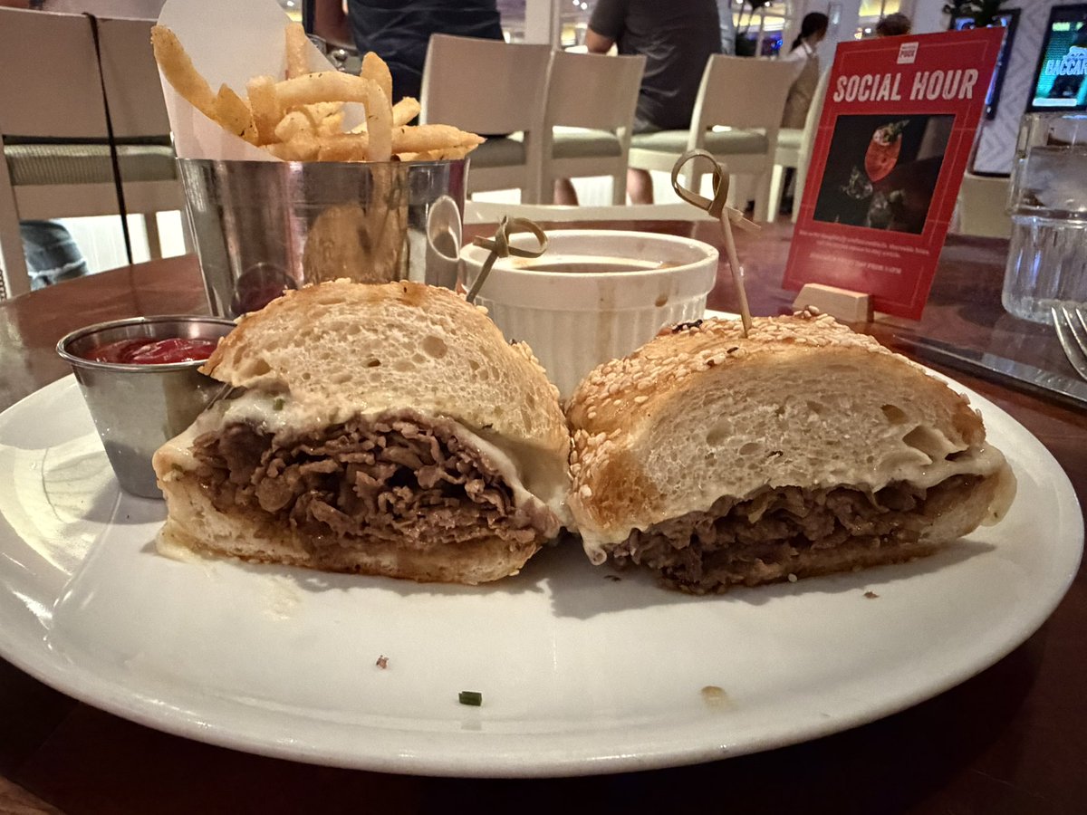 DealinRugs's tweet photo. French dip at Wolfgang Puck in MGM Grand 🤌🏼😮‍💨🥪 https://t.co/C9UkqBmTJC