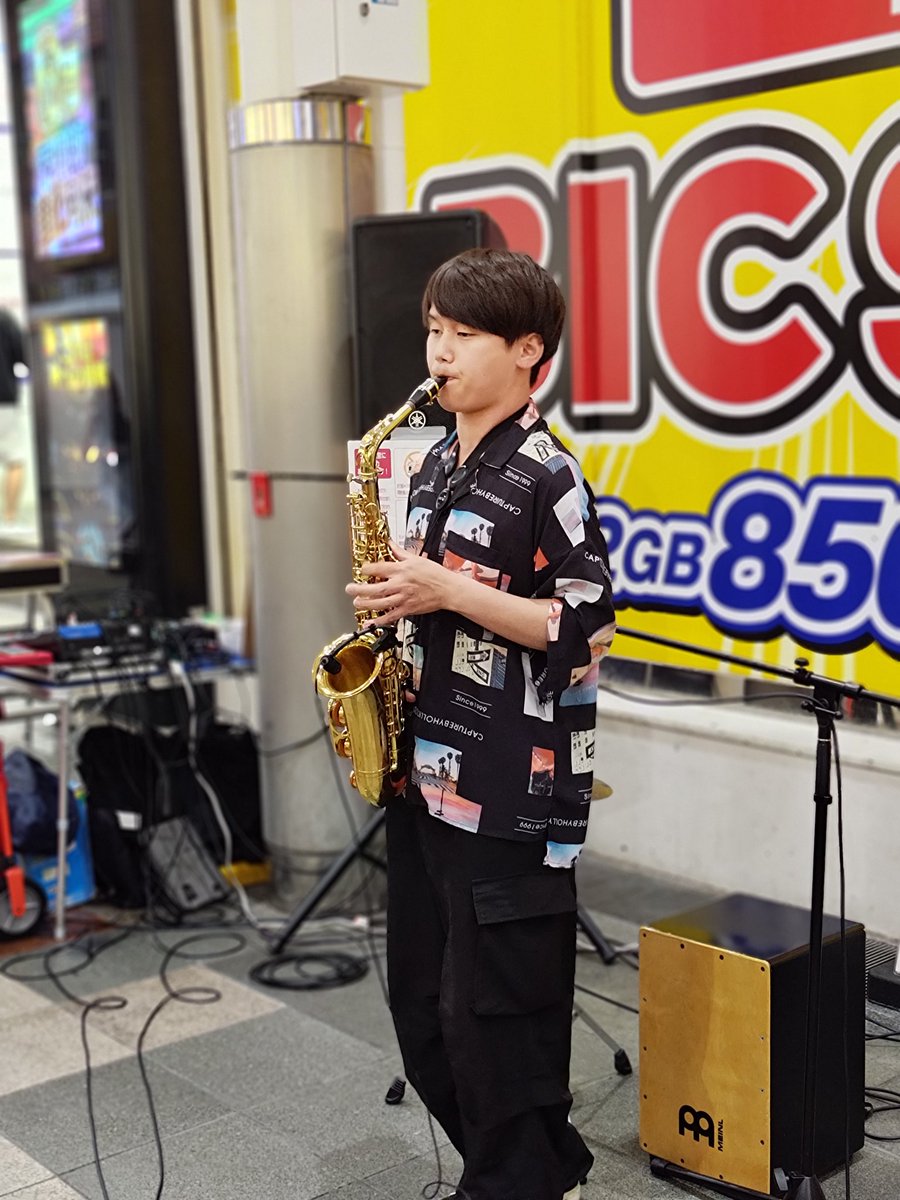 aApzVbfyghz2rLk's tweet photo. 台風の影響を感じることなく、無事に #LiveEFFECT は開催されました。
仕事帰りでしたが、 #半熟BLOOD の演奏に間に合ってよかったです。

2枚目は🎷サックスで観客を魅了するうささん。

3枚目動画のワンフレーズは『君トいtime』からです。
明るく疾走感あるテンポよい曲です。

#大阪市
#中央区 https://t.co/aMwNyxEqyE