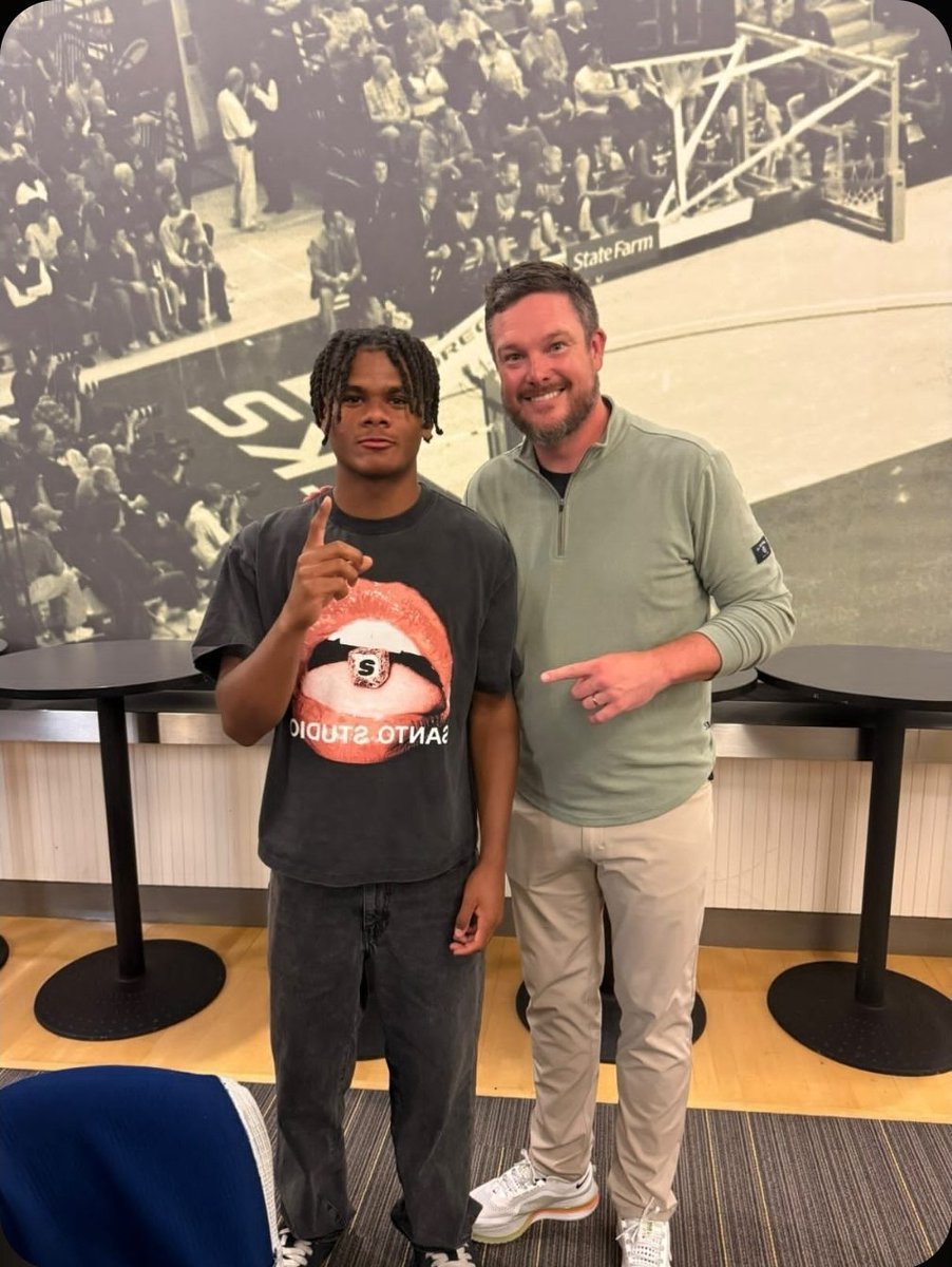 RealQwik1's tweet photo. Won a state title Saturday night. Wednesday at Autzen @oregonfootball elite camp. 🤯 won fastest wide out comp ✅️ thank you @nickdimarioUO for the invite. 🙏🏿getting to work with and learn from @Switz @RossDoug21 @CoachDanLanning 🦆 https://t.co/qNmm3x9VyX