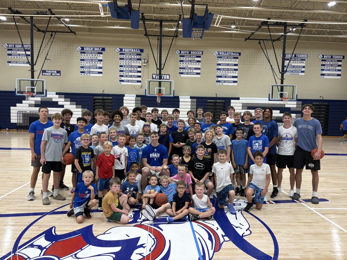 AndoverHoops's tweet photo. 𝘾𝙤𝙖𝙘𝙝 𝙊’𝙉𝙚𝙞𝙡 𝘽𝙖𝙨𝙠𝙚𝙩𝙗𝙖𝙡𝙡 𝘾𝙖𝙢𝙥: 𝙎𝙚𝙨𝙨𝙞𝙤𝙣 𝙄 🌟

We ended camp with a message from an Andover basketball great and current Drake Bulldog, Eli Shetlar. Thanks for speaking to our campers!

#CloudCity | ⚪️🔵 | #AndoverHoops https://t.co/c0vbXVpPGD