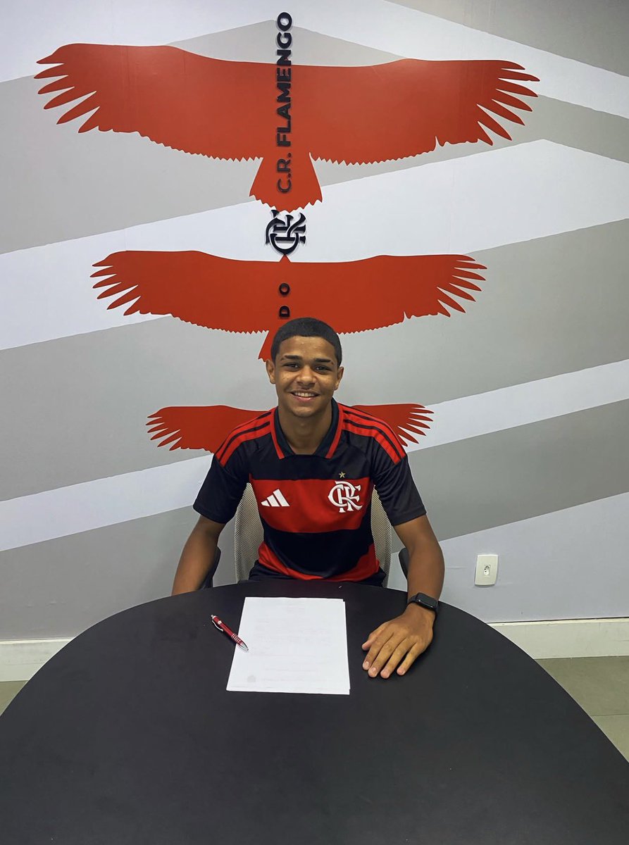 Flabase_'s tweet photo. 🚨 Contrato assinado!

O volante Mateus Teixeira, de apenas 16 anos, assinou seu primeiro contrato profissional com o Flamengo, válido por 3 anos. 

Destaque da base, o jovem tem boa chegada na área e foi autor de um golaço de fora da área na final da Copa Imposible Sub-17. https://t.co/eZvtrs2jzc