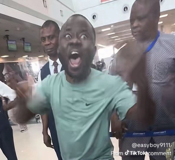 _Baba3000's tweet photo. Lii meustaaa am 😭😭😭 https://t.co/ECADqvxlU0