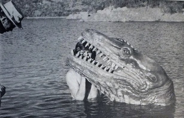 archelonpicture's tweet photo. 『魔の火山湖・甦えった巨大生物の恐怖』(‘77)より、ライフサイズプロップの撮影風景。造型物を作って臨むモンスター映画の良いところは、メイキングがそのままUMA捕獲写真みたいになるところだ。子供たちの想像力はこんな所からも培われていく。 https://t.co/NUleieud68