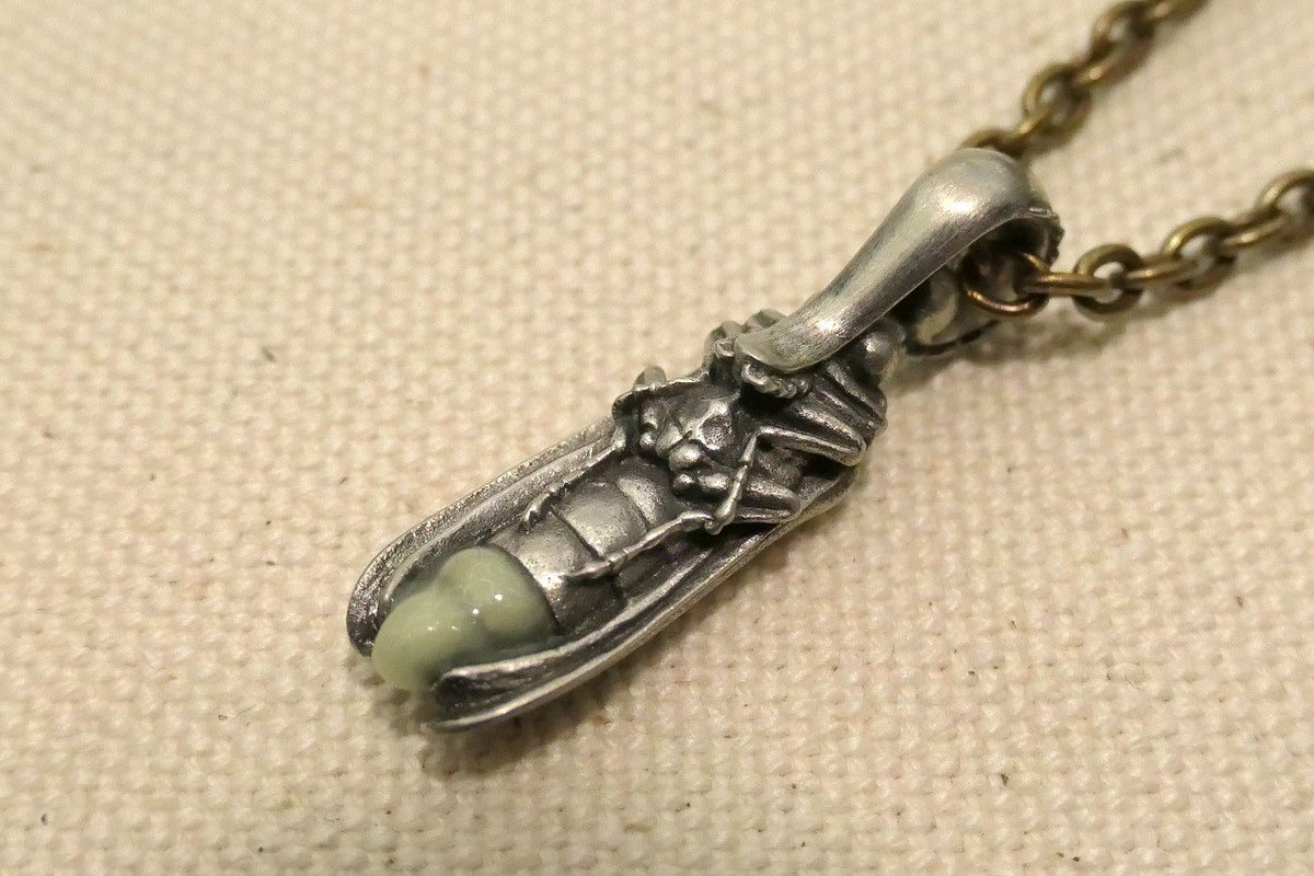 planevia's tweet photo. ゲンジボタル成虫(緑発光)2ndVer.のペンダントトップ

お尻はUVレジンで蓄光材を固めています。

価格:4000円
本体素材:ピューター(錫90％合金) 高輝度蓄光材ルミノーバ　
チェーン素材:真鍮

表記はイベント販売での価格です。

#コミティア156 
planeviaブース【り19b 】
昆虫
甲虫
アクセサリー https://t.co/nAGZ3wDLRc