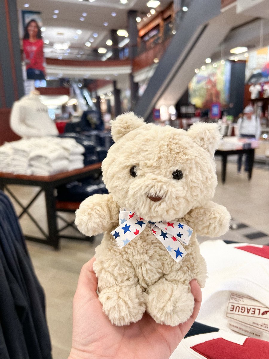 lexivas's tweet photo. bart junior and I continued our ivy league schools journey last weekend, stopping by @UofPenn! this one was fun, as philly is my “hometown!” always love visiting philly, and love upenn’s colors! 💙❤️🤍

https://t.co/180EeMXyzX #jellycats https://t.co/SZXWb4LCHJ