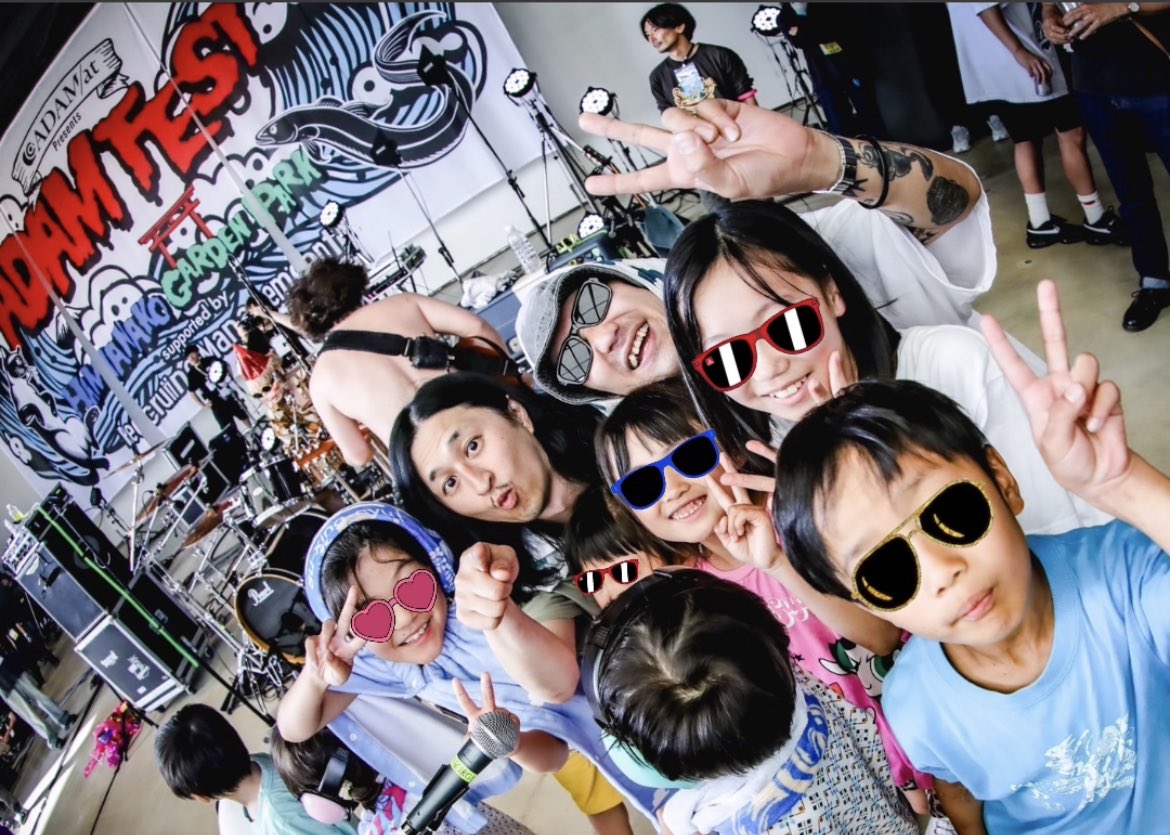 DAI_PAN's tweet photo. 子供達と一緒に四星球のライブを楽しんだよー♪

またおじさん達と遊ぼーねーっ✨

#ADAMFEST余韻

Photo by
@sa_hokohoko https://t.co/BNEAvceqQD