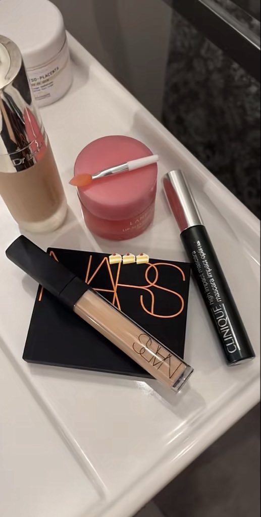 il_s_s's tweet photo. 🎀💅🏻🍸 https://t.co/W0kNHQ59qM