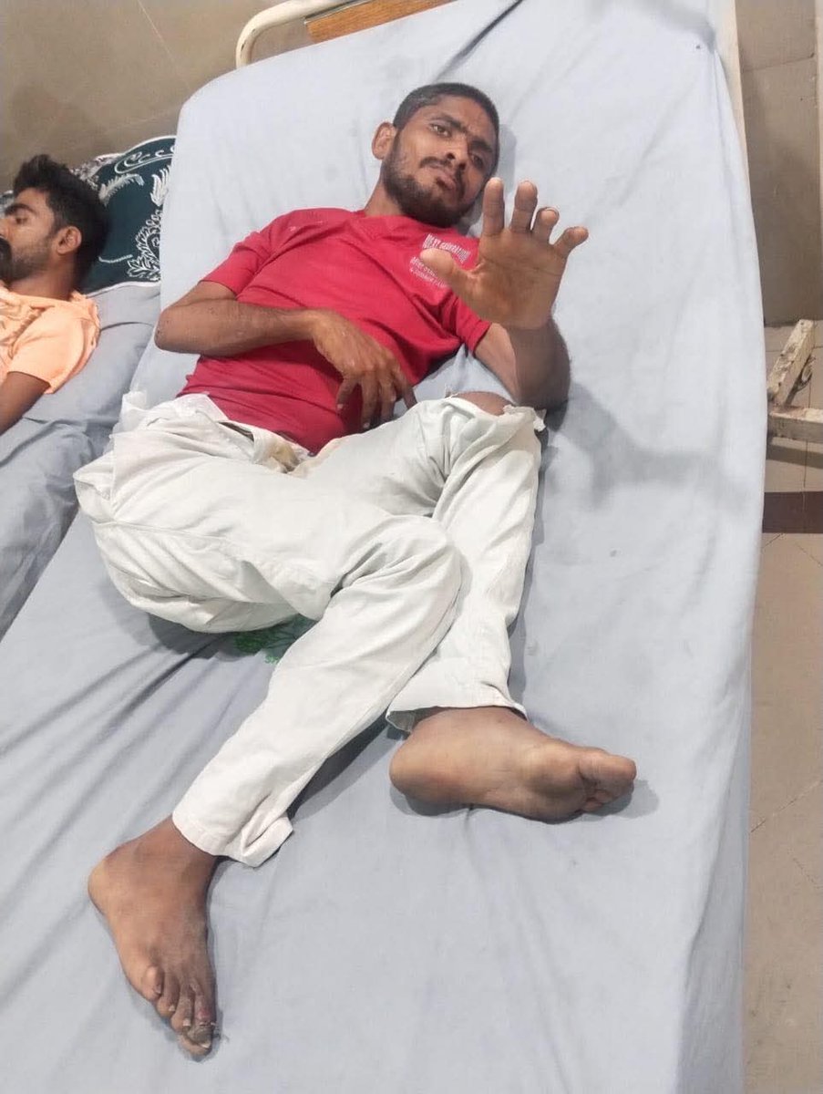 Aadiiroy2's tweet photo. 📢اہم اطلاع برائے عوام

آج بہاول وکٹوریہ ہسپتال میں ایک نوجوان لڑکا ہسپتال کے احاطے میں ایک بینچ پر زخمی حالت میں ملا جس کو ہسپتال انتظامیہ نے فوری طور پر انسانی ہمدردی کی بنیاد پر اسے آرتھوپیڈک وارڈ میں داخل کر کے علاج معالجہ شروع کر دیا ہے۔ ابتدائی معلومات کے مطابق اس کی ٹانگ میں فریکچر ہے اور وہ بولنے سے قاصر ہے، جس کی وجہ سے اس کے اہلِ خانہ یا رہائش کے بارے میں معلومات حاصل نہیں ہو سکیں اگر کسی شخص کو اس نوجوان کے بارے میں کوئی معلومات ہوں یا وہ اس کے لواحقین کو جانتا ہو تو براہِ کرم انہیں فوری طور پر بہاولپور وکٹوریہ ہسپتال کے آرتھوپیڈک وارڈ سے رابطہ کرنے کی اطلاع دیں عوام سے گزارش ہے کہ اس پیغام کو زیادہ سے زیادہ شیئر کریں تاکہ یہ اطلاع جلد از جلد اس نوجوان کے اہلِ خانہ تک پہنچ سکے اور وہ اپنے پیارے تک رسائی حاصل کر سکیں۔

آپ کے تعاون کا شکریہ۔
