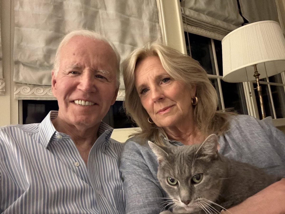 zmaxx321's tweet photo. Happy 75th birthday to the beautiful and amazing Dr. Jill Biden she was the former First Lady of the United States and she is a wife, mother, grandma, sister, friend, English teacher. 😊🎉🥳🎊🎁🎂🎈💕 https://t.co/Peo6D2o8NG