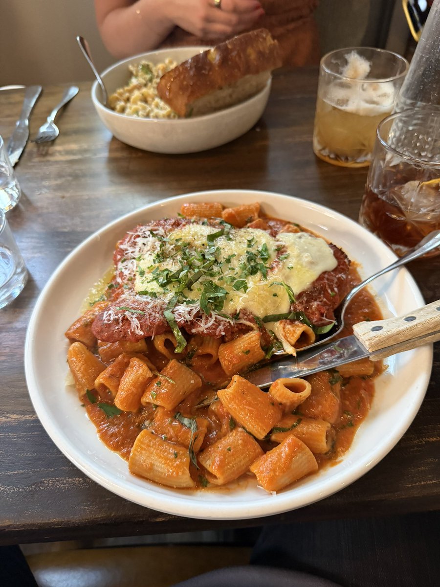 AlainGarlic's tweet photo. AT OLIO IN BAYPORT

CHICKEN PARM FOR THE WIN YALL 🫡🧄 https://t.co/7EiRhL6a4H