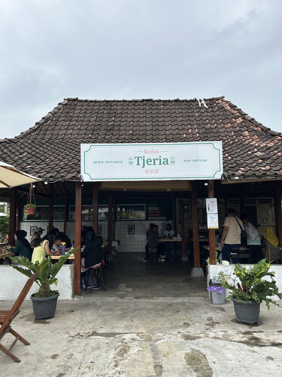 Perbsian's tweet photo. Ada yang bilang sambut hari ini dengan sesuatu yang manis ☺️

Ada yang bisa nebak nama makanan apa ya ini?

Loc: Kedai Tjeria, Jogja https://t.co/rN2aOlIiLm