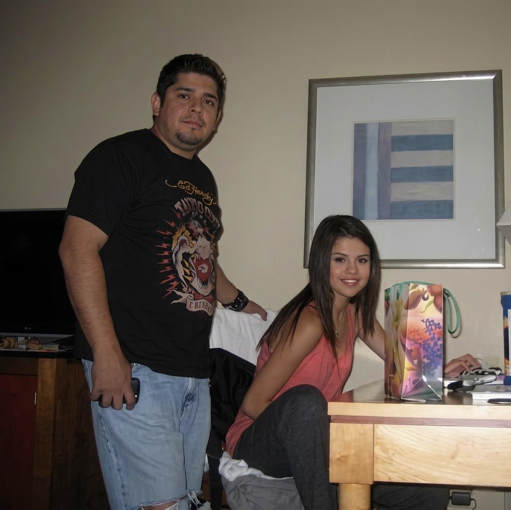 factsaccountt's tweet photo. I miss when celebrity photos looked like they were taken by someone’s cousin with a digital camera 😭 https://t.co/uncVDQLQrs