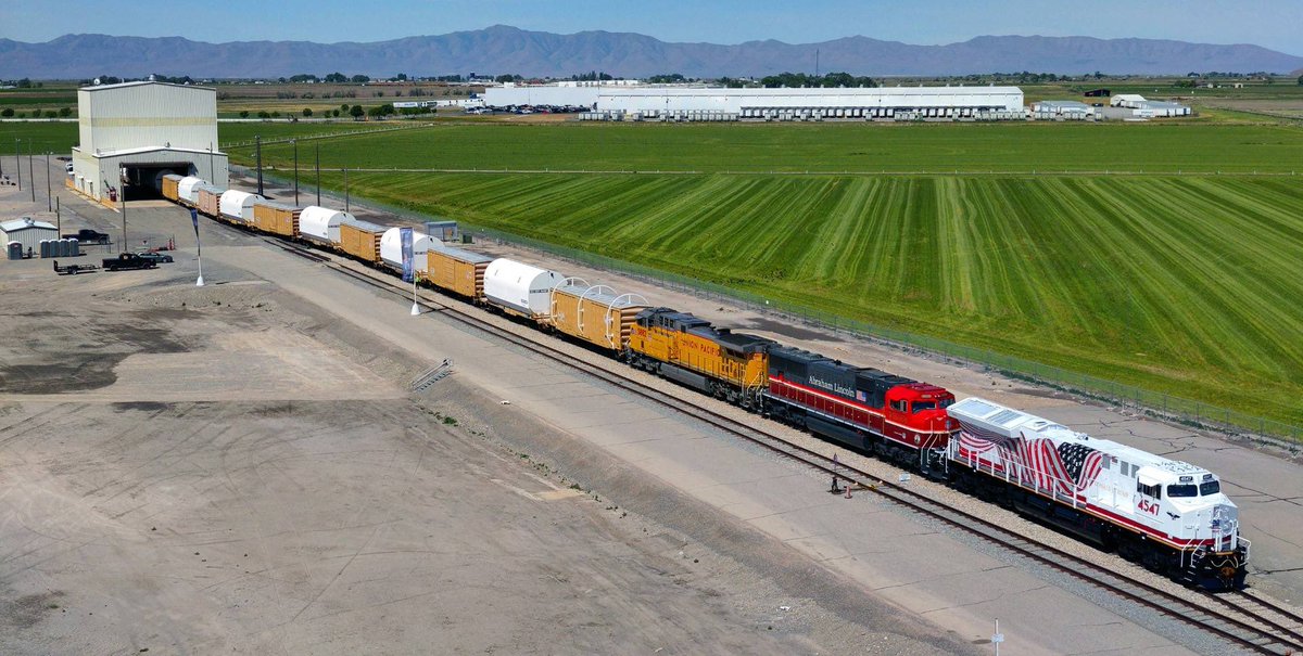 PRRFanDoesTrain's tweet photo. Fun fact, the flag painted on the rear isn't actually painted on at all. It's a metal sheet that covers the 75% of the radiator inlets.

It can't go over Notch 1 without overheating which is why you see 2 other engines with it pulling the NASA train.
absolute fucking poetry https://t.co/uS9seH17l0