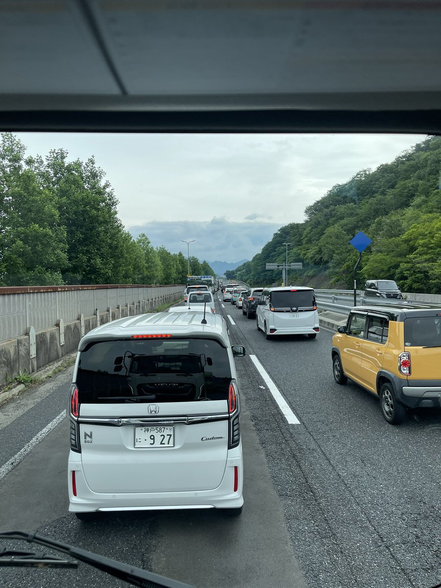 hirokatsu05's tweet photo. 目的地まであと少しやのに途中で1車線なる所で事故って無いわー
全く動かん https://t.co/IoqSzcDfeu
