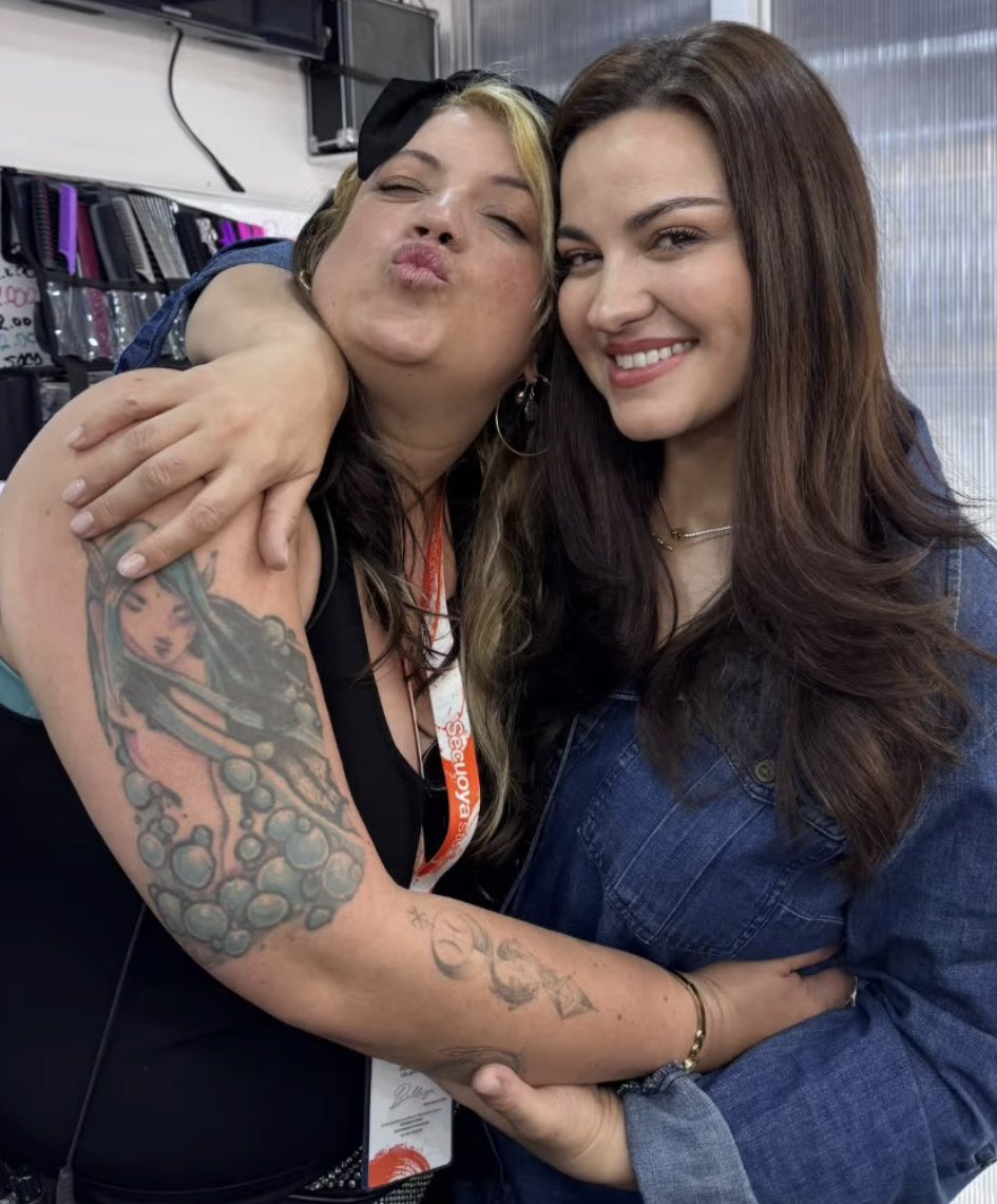 tdrbdmaniaco's tweet photo. Trabalha y trabalha! 🎬

Maite surgiu em registros compartilhados por colegas de produção e elenco durante as gravações de seu novo filme na Colômbia. Após uns anos de afastamento para se dedicar a vida pessoal, a diva retorna aos projetos audiovisuais e já estamos animados 🤩 https://t.co/yYqfXKt3nP
