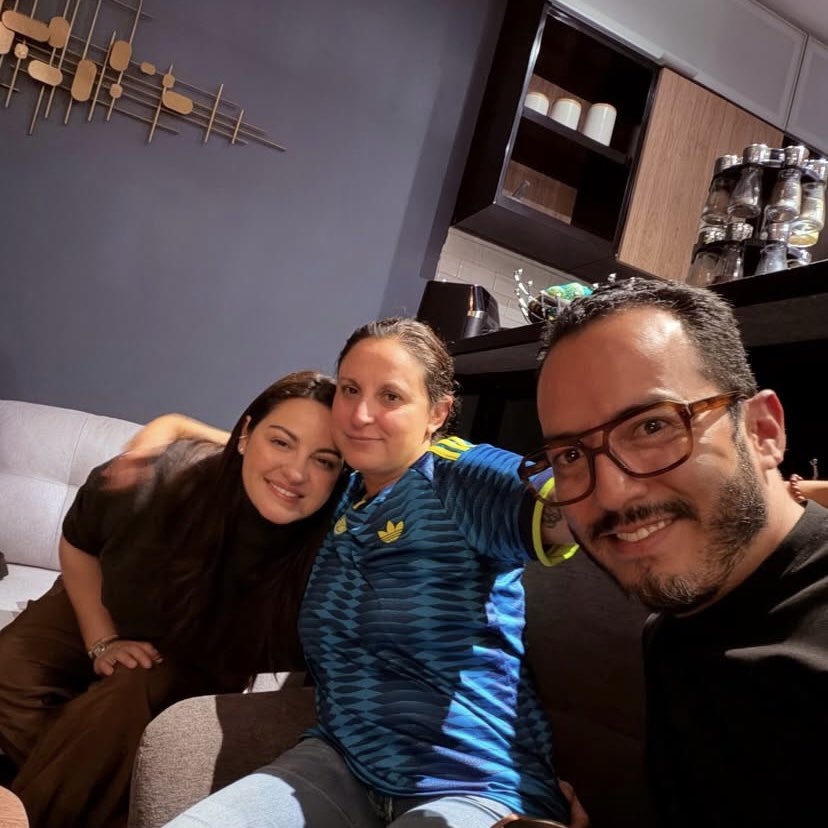 tdrbdmaniaco's tweet photo. Trabalha y trabalha! 🎬

Maite surgiu em registros compartilhados por colegas de produção e elenco durante as gravações de seu novo filme na Colômbia. Após uns anos de afastamento para se dedicar a vida pessoal, a diva retorna aos projetos audiovisuais e já estamos animados 🤩 https://t.co/yYqfXKt3nP
