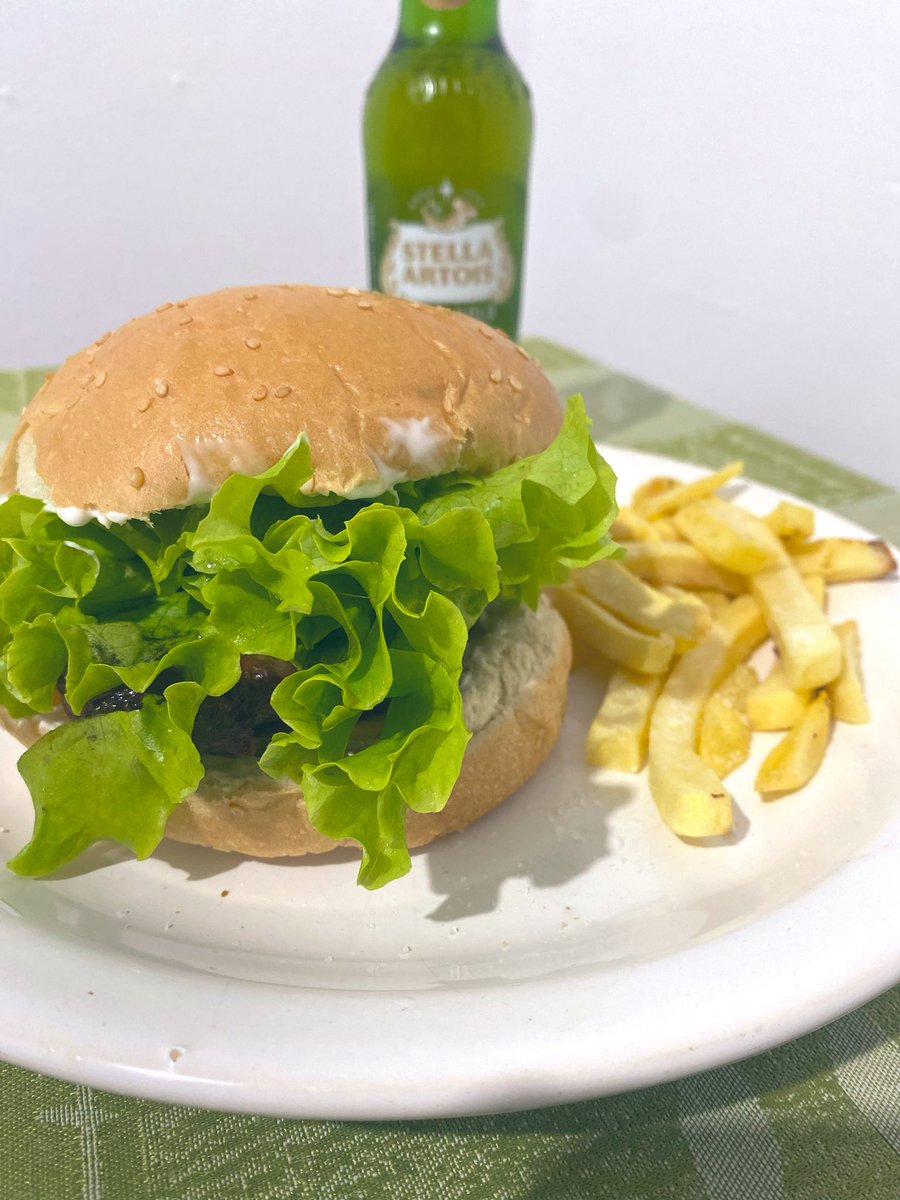 fabnovais's tweet photo. Diz a gata, que foi no nutri hoje e começa dieta na segunda-feira 🤣 🍔🍟 https://t.co/1aj8Lc9evY