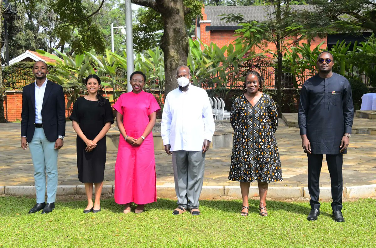 NNgabu_'s tweet photo. Juzi nilipost nikiwasihi watu wa karibu na Maria waangalie namna ya kumsaidia, kwa sababu kwa sasa kinachoonekana si tena uanaharakati wa kawaida bali ni hali inayofanana na kile kinachoweza kuitwa Samia Derangement Syndrome (SDS). 

Yaani imefikia hatua kwamba hata mumewe akishindwa kusimamisha uume, atatafuta namna ya kuhusisha tatizo hilo na Samia. Huenda kama bado angekuwa kijana, hata ugumba wake angesema umetokana na Samia.

Kwa nini nasema hivyo?

Kwa sababu ajenda kuu ya Maria jana ilikuwa kuhoji kwa nini Abdul, mtoto wa Rais Samia, alikuwa sehemu ya ujumbe uliokwenda kukutana na Rais Putin. Hoja hiyo imewasilishwa kana kwamba ni jambo la ajabu au lisilo na mfano duniani. 

Ukweli ni kwamba mifano ya watoto wa viongozi wa kimataifa kushiriki katika shughuli za kidiplomasia, kijamii au za uwakilishi wa taifa ipo mingi duniani.

1. Charlene Ruto (Kenya)

Mara ya kwanza Maria na kundi lake walianza kumuandama Abdul ni pale alipokutana na Rais Yoweri Museveni wa Uganda. Hata hivyo, kwenye picha ya kwanza tunamuona Charlene Ruto, binti wa Rais William Ruto wa Kenya, akikutana na Rais Museveni kujadili maeneo mbalimbali ya ushirikiano.

2. Keneilwe Ramaphosa (Afrika Kusini)

Picha ya pili inamuonesha Keneilwe Ramaphosa, binti wa Rais Cyril Ramaphosa wa Afrika Kusini, akiwa ameambatana na baba yake katika ziara yake Vatican. 

Keneilwe anaonekana karibu na Papa Leo XIV akiwa amevaa mavazi ya bluu na ameshika pochi.

3. Ivanka Trump (Marekani)

Picha ya mwisho ni ya Ivanka Trump, binti mkubwa wa Rais Donald Trump wa Marekani. Marekani mara nyingi hutajwa kama moja ya nchi zenye mifumo imara ya demokrasia na utawala. 

Katika muhula wake wa kwanza, Trump alimteua Ivanka kuwa Mshauri Mwandamizi wa Ikulu. Kwenye picha hiyo ya mwaka 2019, Ivanka anaonekana akiwa pamoja na baba yake na viongozi wengine wa dunia, akiwemo Waziri Mkuu wa Canada Justin Trudeau, Waziri Mkuu wa Japan Shinzo Abe na Rais wa Indonesia Joko Widodo.

Hoja hapa si kwamba kila mtoto wa kiongozi lazima ashiriki katika shughuli za Serikali. Hoja ni kwamba uwepo wa mtoto wa rais katika ujumbe au tukio fulani la kimataifa si jambo la kipekee wala la kushangaza kiasi cha kuwasilishwa kama ushahidi wa kosa au skendo. 

Kama wakina Maria wamekosa ajenda basi tuwaombe walau wajiepushe na kuja na ajenda za kipumbavu.