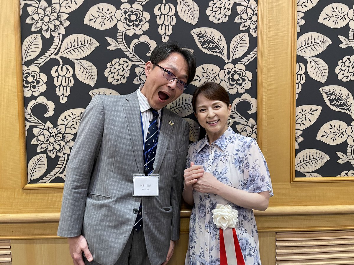 kuma0419's tweet photo. めっちゃ小顔！！
#名古屋市 #中川区 出身の #いとうまい子 さん。挑戦する心と題して講演。
実際お会いすると自分がイメージする名古屋の #金城 のまま。
芸能界の裏側から、研究、#アインシュタイン までお話は実におもしろい。
人間の本質 #ヒューニング にも触れられて、あっという間の時間でした https://t.co/X2BZTQ993Q
