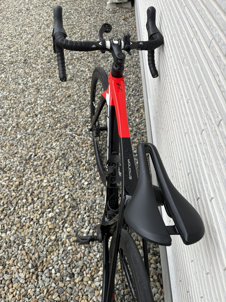 roadmade2020's tweet photo. 雨上がりのライド。

路面の水たまりは避けた。
泥もなるべく避けた。

なのに背中だけはしっかり濡れていて
泥はねアート完成。

#サイクリング
#自転車
#ロードバイク
#TREK
#雨上がりライド https://t.co/mw78EQoM67