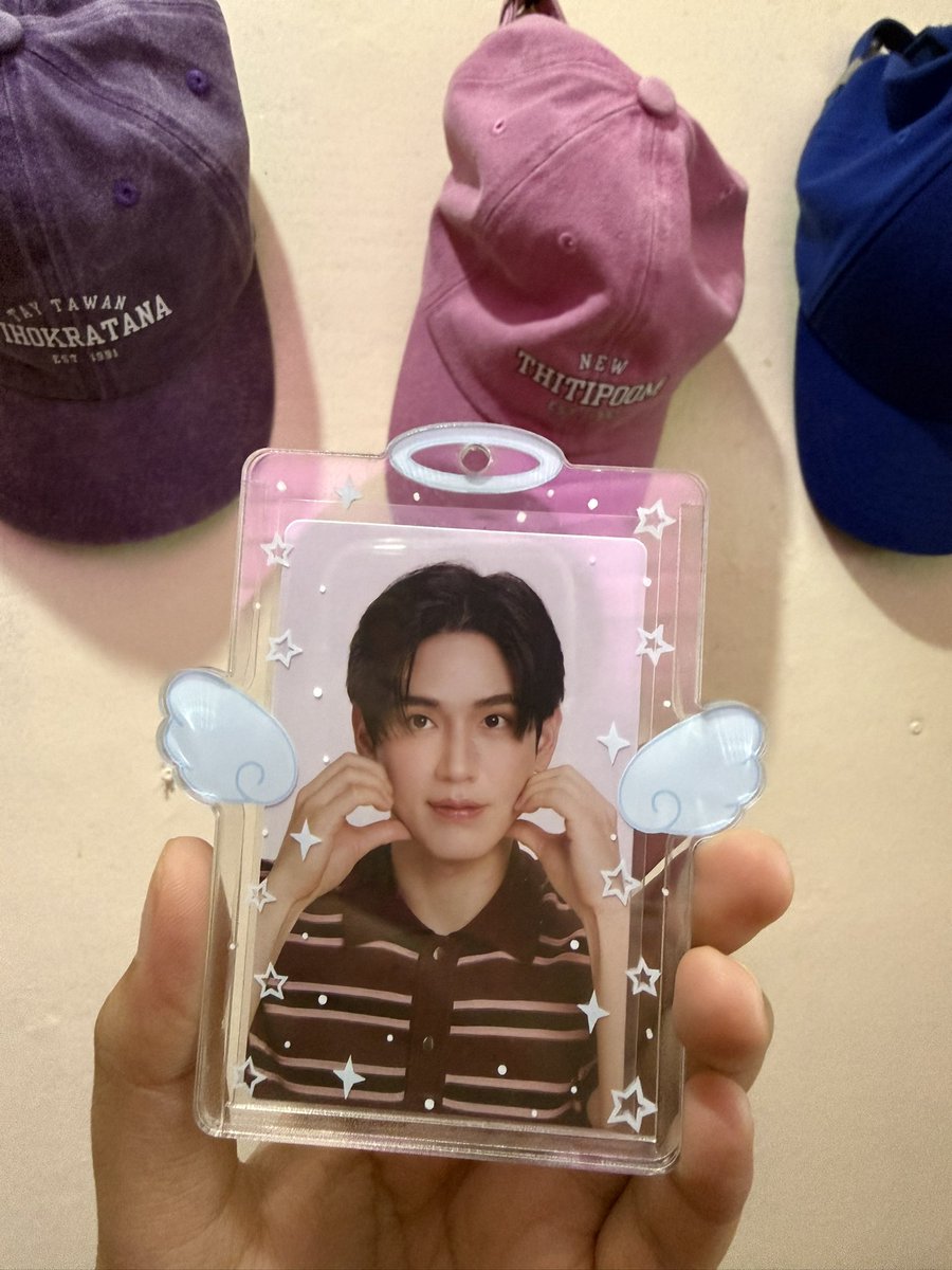 taynew_vv's tweet photo. you're 28 and still gets excited over a new photocard. 🫵🏻😭 https://t.co/sYQqqDxFCq