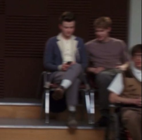 httpsvval's tweet photo. #whatif sam was the one who told blaine to check kurt’s phone… 😭 https://t.co/ZdCZ6PVDkl