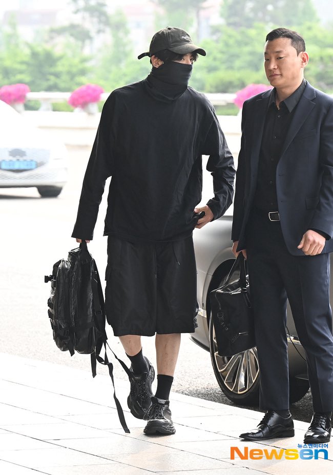 jjimvely's tweet photo. 🐰✈️

해외 일정차 서울 강서구 김포국제공항을 통해 출국하고 있다. https://t.co/BJhUjMTcnW