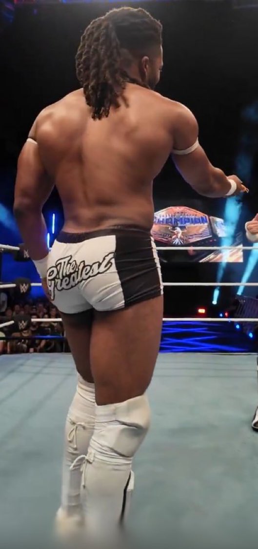 TwoinxRants's tweet photo. Trick knows what he’s doing with these trunks 👀 https://t.co/qkklGIMwkZ