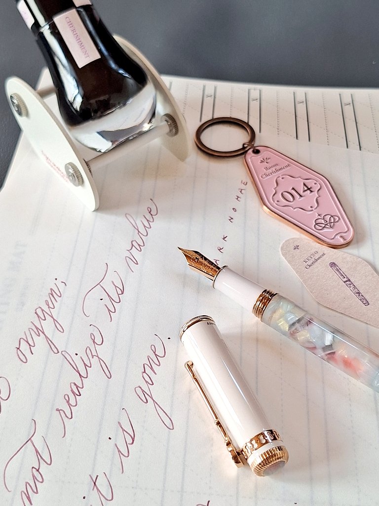 ShinCalligraphy's tweet photo. チェリッシュメント万年筆とインクで書いてみました𓂃✍︎
とてもかわいい♡

 #万年筆で楽しむカリグラフィー  #万年筆  #インク沼  #DOMINANTINDUSTRY https://t.co/lAgm714jlA