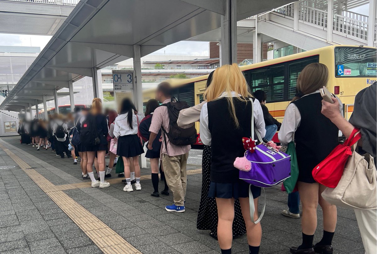teapot_p's tweet photo. 辻堂駅これ
田植え遅刻確定で終わった
#SFCバス列 https://t.co/vQgIofpXM2