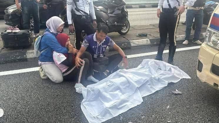 mynewshub's tweet photo. Kanak-Kanak Maut Selepas Motosikal Dinaiki Bersama Ibu Bapa Terbabit Kemalangan Di Jalan Cheras

Oleh Mynewshub 

KUALA LUMPUR – Seorang kanak-kanak perempuan berusia lapan tahun maut dalam kemalangan membabitkan sebuah motosikal dan dua kenderaan lain di Jalan Cheras menghala ke Jalan Loke Yew, di sini, pagi semalam.

Dalam kejadian kira-kira jam 8.18 pagi itu, mangsa yang membonceng motosikal bersama ibu bapanya mengalami kecederaan parah pada bahagian kepala dan badan sebelum disahkan meninggal dunia di lokasi kejadian.

Ketua Jabatan Siasatan dan Penguatkuasaan Trafik (JSPT) Kuala Lumpur, Asisten Komisioner Mohd Zamzuri Mohd Isa berkata, kemalangan membabitkan sebuah motosikal jenis SYM Husky 150 SE, sebuah kereta Honda CRV dan motosikal Yamaha Y15ZR.

Menurut beliau, siasatan awal mendapati motosikal yang ditunggang seorang lelaki berusia 35 tahun bersama isteri dan anak mereka dipercayai sedang mencelah di antara lorong kiri dan kanan ketika keadaan trafik sesak.

“Bagaimanapun, motosikal tersebut dipercayai hilang kawalan sebelum melanggar bahagian belakang sebuah Honda CRV yang berada di lorong kanan.

“Akibat pelanggaran itu, sebuah lagi motosikal Yamaha Y15ZR yang datang dari belakang tidak sempat mengelak lalu melanggar motosikal terbabit sebelum kedua-duanya terjatuh di atas jalan,” katanya dalam kenyataan semalam.

Beliau berkata, penunggang motosikal mengalami kecederaan pada bahagian pinggang serta kedua-dua kaki, manakala isterinya cedera pada tangan kanan dan sedang menerima rawatan di Hospital Canselor Tuanku Muhriz (HCTM).

Sementara itu, pemandu Honda CRV berusia 59 tahun dilaporkan tidak mengalami sebarang kecederaan, manakala penunggang Yamaha Y15ZR berusia 47 tahun hanya mengalami luka pada lutut kiri.

Kes disiasat di bawah Seksyen 41(1) Akta Pengangkutan Jalan 1987.

Orang ramai yang menyaksikan kejadian atau mempunyai maklumat diminta tampil membantu siasatan dengan menghubungi Balai Polis Trafik Tun H.S. Lee di talian 03-2071 9999 atau mana-mana balai polis berhampiran.-MYNEWSHUB