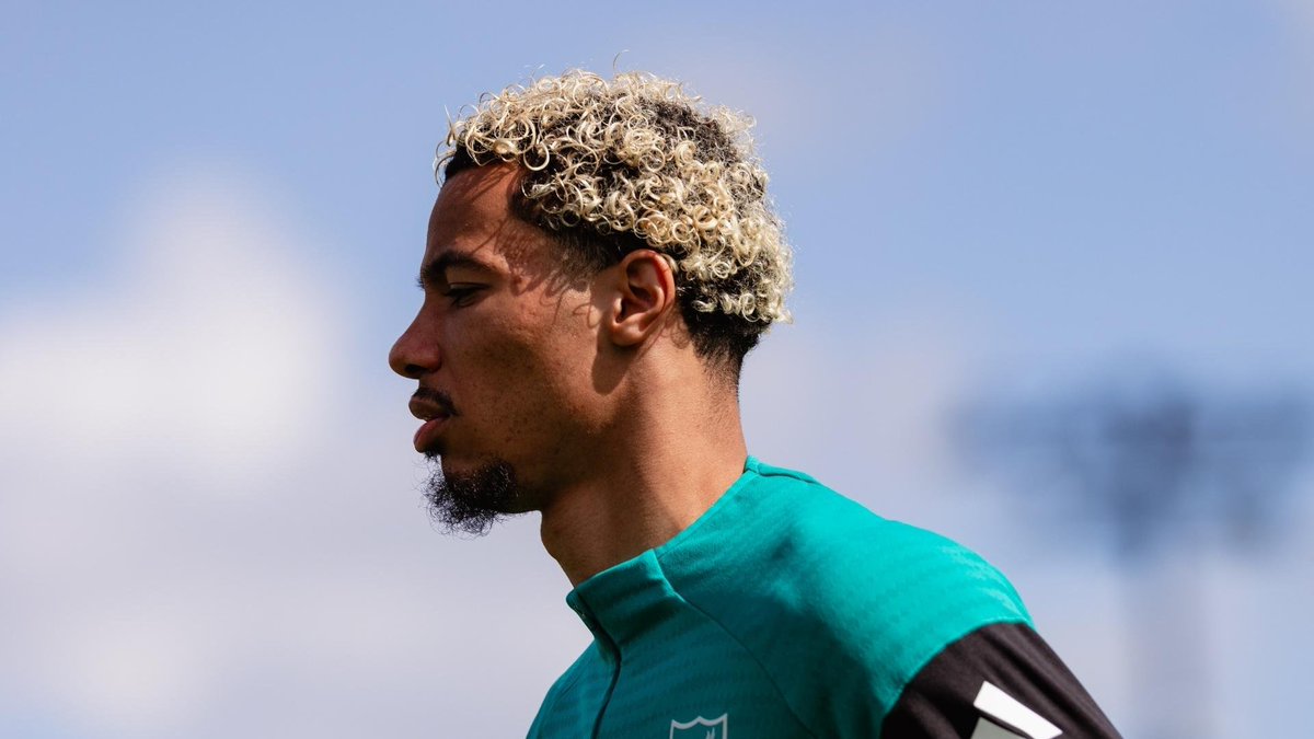 LiverpoolZNE's tweet photo. Following a serious injury to Hugo Ekitike and internal concerns over Alexander Isak's physical fitness, Liverpool plans to restructure its medical department 😳✅

A recent internal audit scrutinized the medical staff's performance, questioning the physical preparation protocols and the management of Isak's rehabilitation alongside injuries to Ibrahima Konaté.

(@Romain_Molina)