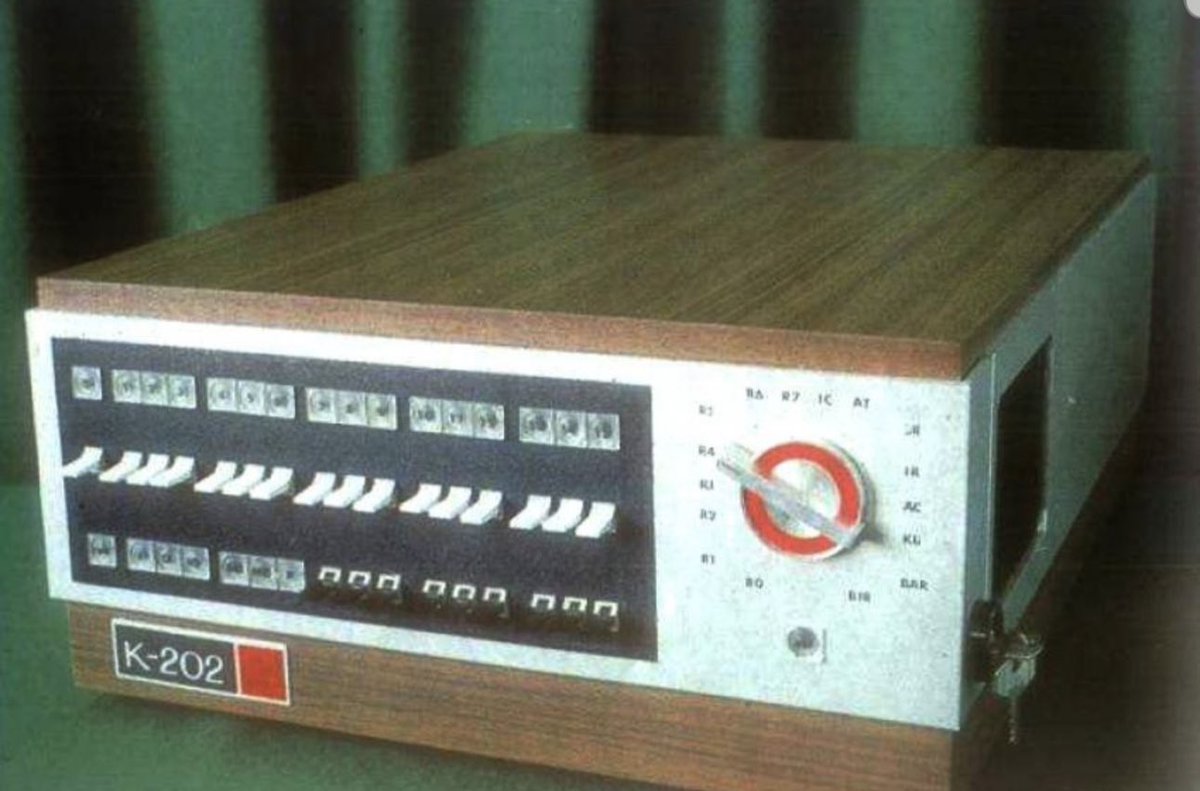 BrianRoemmele's tweet photo. The 1971 K-202, the first portable computer was invented by Jacek Karpinski of Poland, https://t.co/6KaTqeEv2T