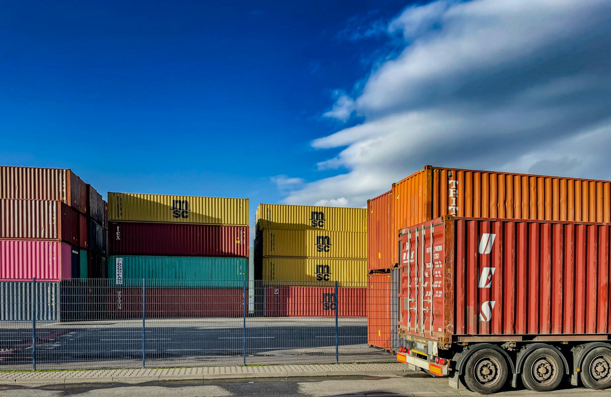 bbva's tweet photo. 🇪🇸 Salir al extranjero amplía el alcance de tu empresa y diversifica riesgos. Según datos de @ICEX_, las pymes que exportan son un 35% más productivas y generan un 23% más de empleo que las que operan solo a nivel nacional. 

Te contamos las claves para dar el salto. 👇🌎 https://t.co/YRR8dLzK3g