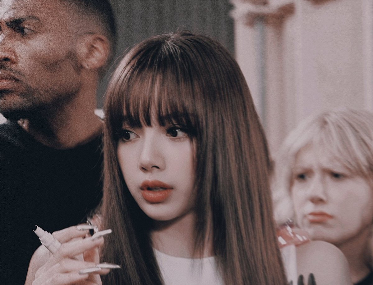 PopKmmm68917's tweet photo. #LISA https://t.co/UBDIx835QX