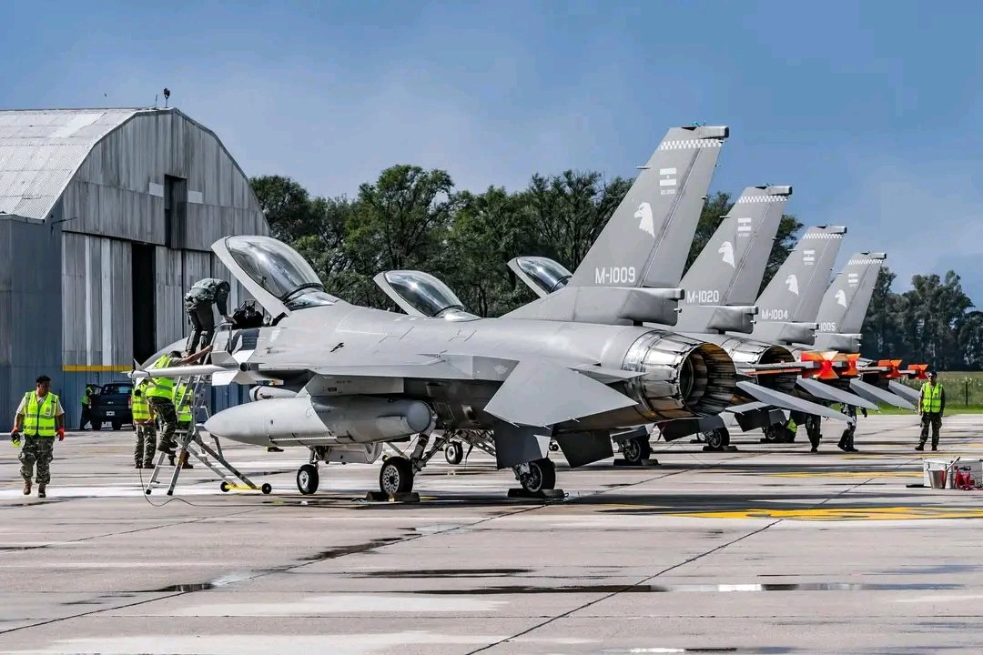 DefensaNAC's tweet photo. Los pilotos de la @fuerzaaerea_arg junto a @topaces, continúan progresando en el plan de entrenamiento 
previsto, que permitirá operar el F-16AM/BM acorde al primer nivel internacional.

FAA https://t.co/m3cvjugbUW