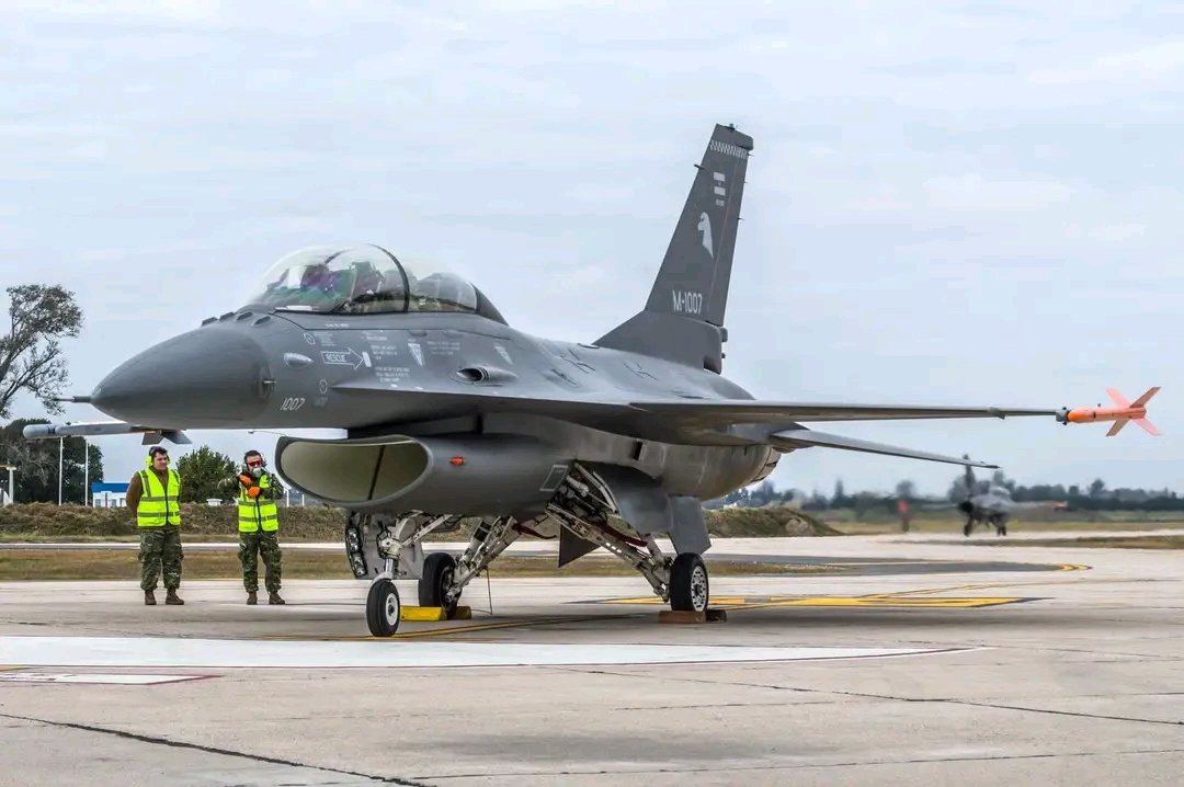 DefensaNAC's tweet photo. Los pilotos de la @fuerzaaerea_arg junto a @topaces, continúan progresando en el plan de entrenamiento 
previsto, que permitirá operar el F-16AM/BM acorde al primer nivel internacional.

FAA https://t.co/m3cvjugbUW