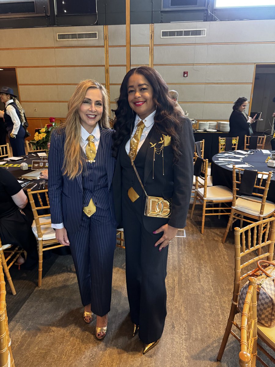 Tanya_N_Shelton's tweet photo. I always enjoy coordinating with my Region II peeps! A great end of the year principal meeting. @LEAD_DallasISD did a great job with the decor, mystery activities, and door prizes. Region II was charged with having gold accents! https://t.co/oSa2zelyoM