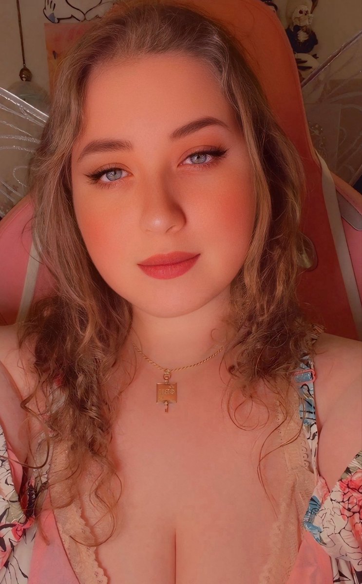 FellyBishh's tweet photo. I’m live. 💕✨🪼

I’ve been talking about ranked all day, so I finally hit the queue button.

If you’re looking for somewhere to hang out tonight, come keep me company while I try to get out of Gold and pretend I know what I’m doing.

Tell me about your day, ask me something, or just lurk and judge my gameplay.