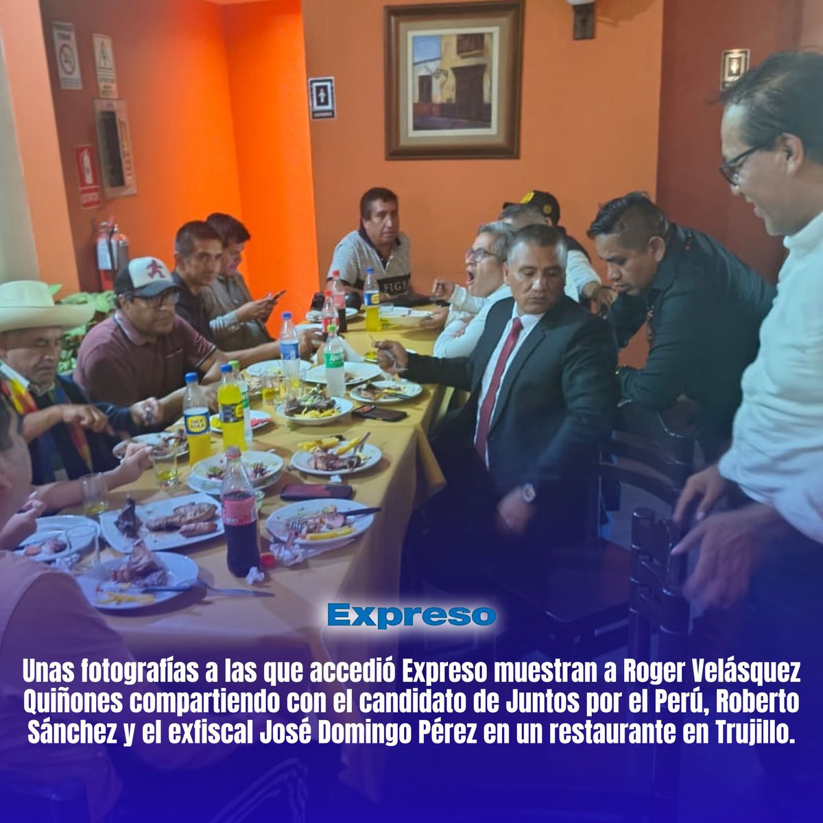 ExpresoPeru's tweet photo. 💥 Unas fotografías a las que accedió Expreso muestran a Roger Velásquez Quiñones compartiendo con el candidato de Juntos por el Perú, Roberto Sánchez y el exfiscal José Domingo Pérez en un restaurante en Trujillo.

La imagen registró a los tres personajes sentados en una misma mesa junto a otros asistentes durante un encuentro cuyo contenido no trascendió públicamente.

La reunión llamó la atención debido a los antecedentes fiscales que registra Velásquez Quiñones, quien figura en expedientes vinculados a tráfico ilícito de drogas, lavado de activos y agresiones contra integrantes del grupo familiar.
 
✍🏻Nota completa: https://t.co/XqGSBXGOMC