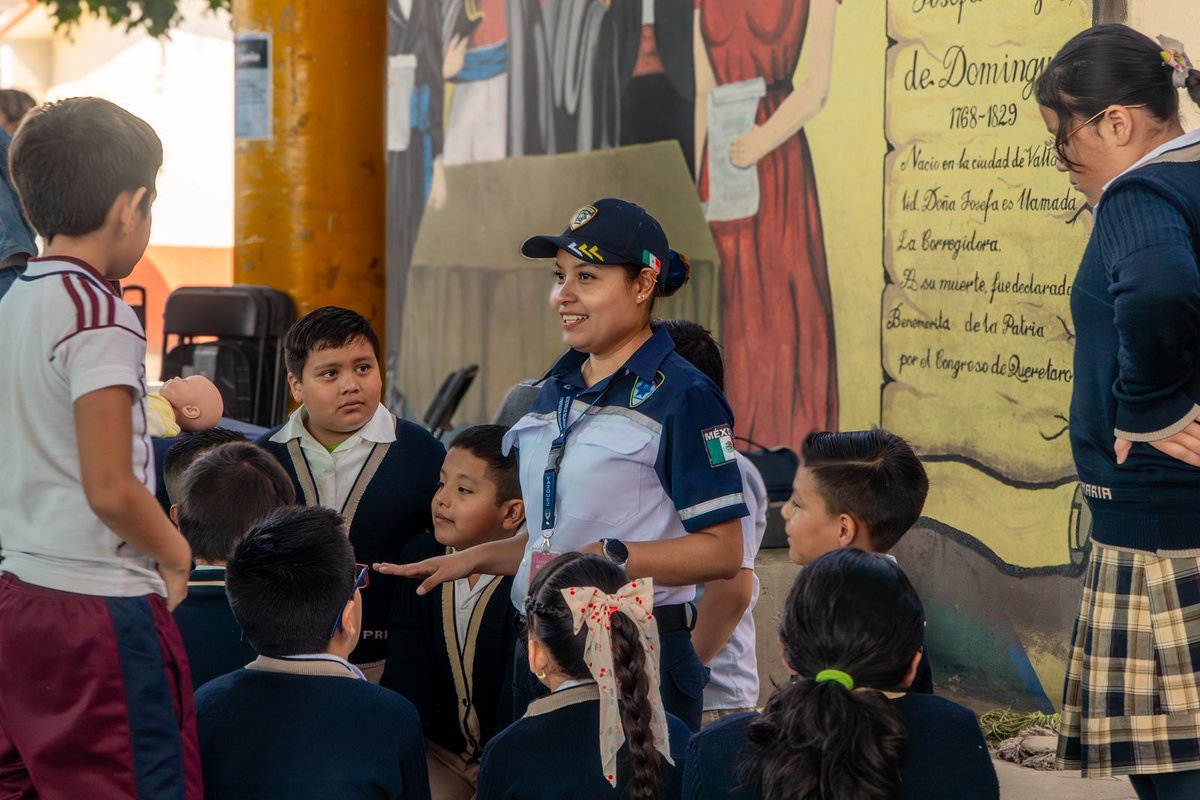 SSPCSLP's tweet photo. ✔️ #Miércoles 📣

 🏫 El ABC de la Seguridad en tu Comunidad 👮🏻‍♀️👮🏻‍♂️ 🎨🧩🧮🖍️ visitó la escuela  primaria Josefa Ortiz de Domínguez en la colonia Tercera Chica. 

🚸👮🏽‍♂️Se realizaron pláticas y actividades lúdicas con enfoques en la Prevención Social, Seguridad y Educación Vial beneficiando a 395 personas.

Participaron compañeros de las áreas de: 
📱 Policía Cibernética
⚖️ Justicia Cívica y Mediación
🚦 Seguridad y Cultura Vial
🛡️ Prevención Social
🚑 Grupo Tritón