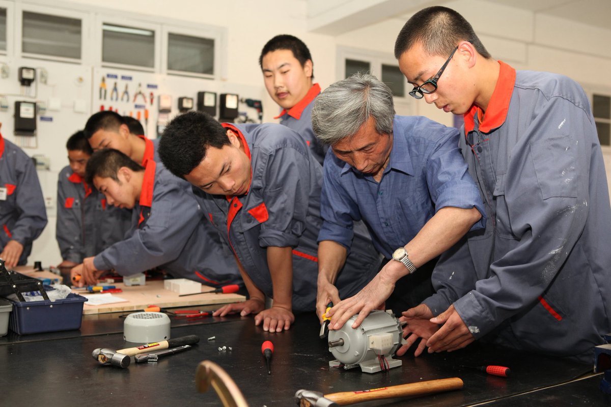 NeganSmithPGSim's tweet photo. [@PoliGSim]

在讨论了如何帮助压力较大的中国家长和学生之后，我们决定提前调整政策，以便逐步适应未来的改革。中国现已从小学阶段开始为学生开设职业技能培训课程。我们希望能够尽早评估学生的表现，并将学生安排到他们最擅长的职业培训课程中； https://t.co/y5872IFynm