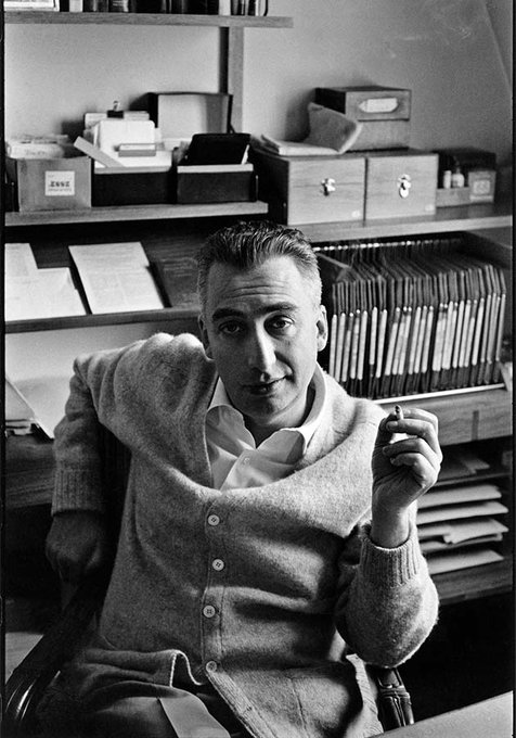 Roberto83012781's tweet photo. Roland Barthes (1915-1980) comentando sobre Gilberto Freyre (1900-1987): "Esse brasileiro é um gênio".

Fernand Braudel (1902-1985) disse que aprendeu muito com Gilberto Freyre.

Para Peter Burke, Gilberto Freyre foi o precursor da "Nova história" e o único polímata brasileiro. https://t.co/PQ5eELr08B