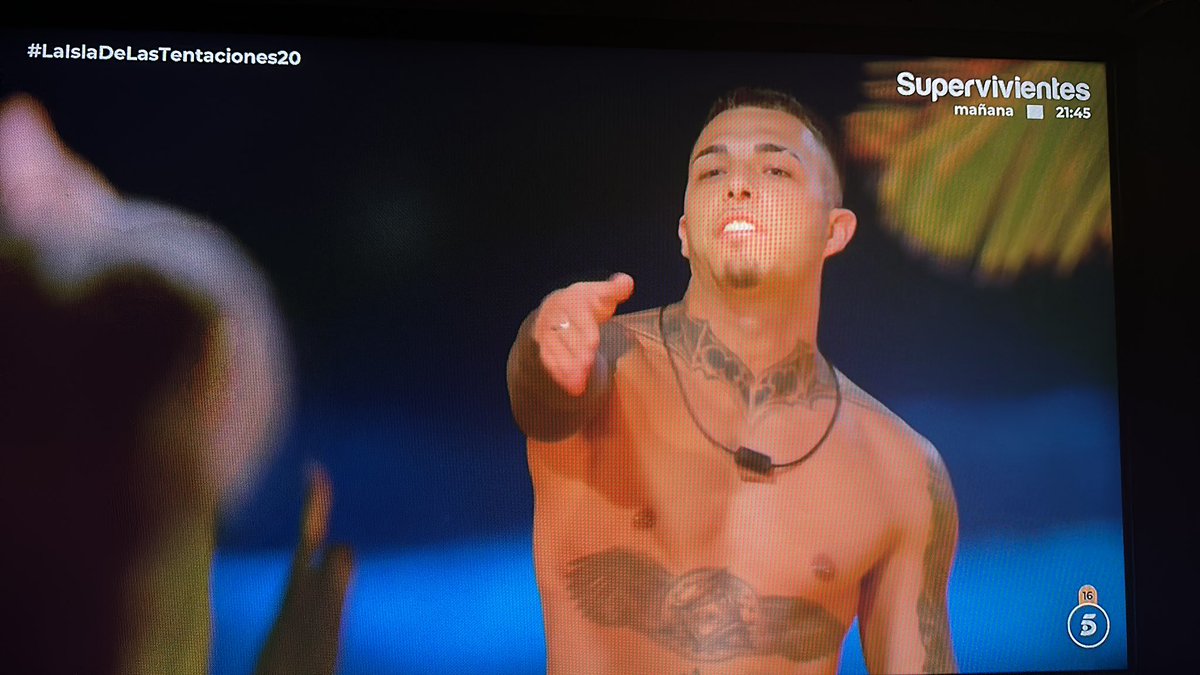 johnclar82's tweet photo. Y ese Garulo de dónde ha salido vamos a ver!!! es que de verdad que Telecinco no para de darle trabajo a la gente con pocos recursos neuronales!!! #LaIslaDeLasTentaciones20 https://t.co/cxd9yg9eB4
