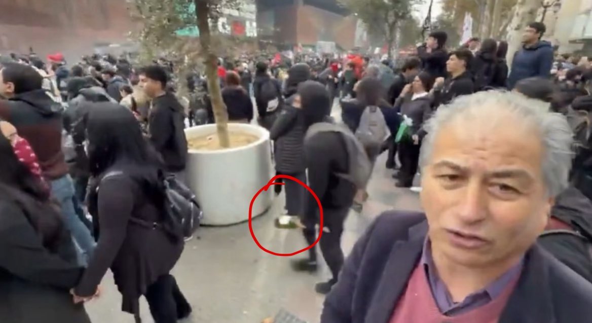 ommm5555's tweet photo. “Estos cabros son estudiantes pacíficos, esta es una marcha sin una gota de violencia”

A don Mario Aguilar le faltó avisarle al delincuente ql de atrás q escondiera la molotov mientras mentía en video.

🤡 https://t.co/JnucO2mF5K