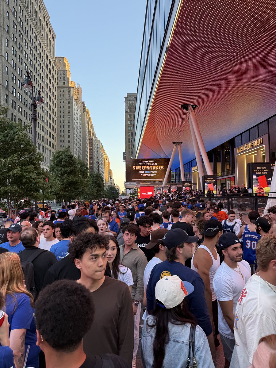 fabknowledge's tweet photo. Energy is so good rn at MSG https://t.co/Za6FjrqJ5x