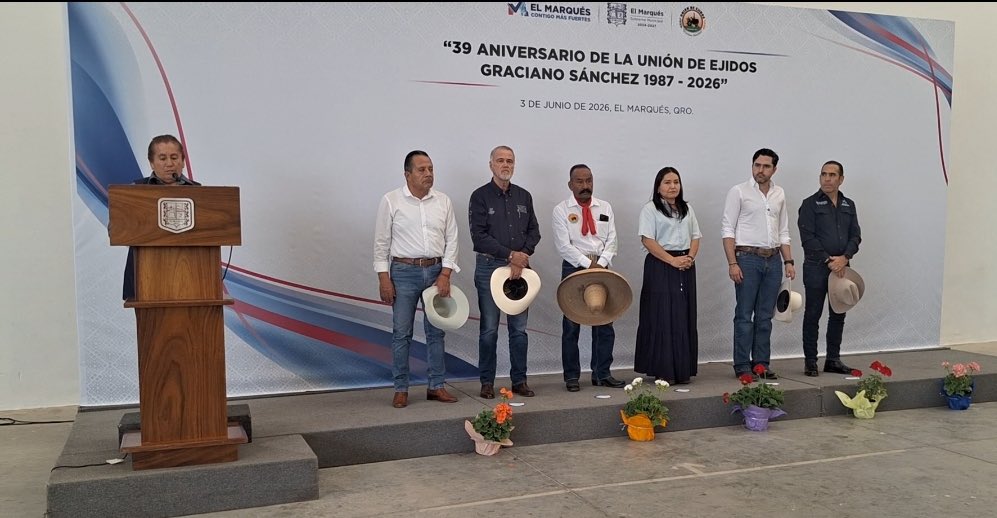 SedeaQro's tweet photo. Acompañamos a los integrantes de la Unión de Ejidos Graciano Sánchez en El Marqués por su 39° Aniversario. 
Todo nuestro reconocimiento a esta gran organización por todos estos años de unidad, esfuerzo y compromiso con el crecimiento del campo queretano. ¡Muchas felicidades! 👩🏻‍🌾👨🏻‍🌾 https://t.co/HNQB2JP9hx