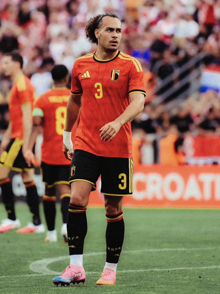 sachatavolieri's tweet photo. 🇧🇪 It’s moving for Arthur Theate!

🔚 After two seasons, the Belgian has opened the door to a departure from Eintracht Frankfurt.

🏴󠁧󠁢󠁥󠁮󠁧󠁿 Bournemouth and Nottingham Forest have already made enquiries.

🇮🇹 Theate also highly regarded in Serie A following his time at Bologna. #SGE https://t.co/EzeLAMfwSS